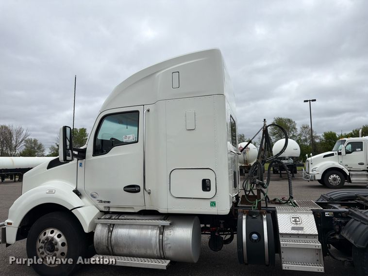 image for item FK0175 2016 Kenworth T880 semi truck
