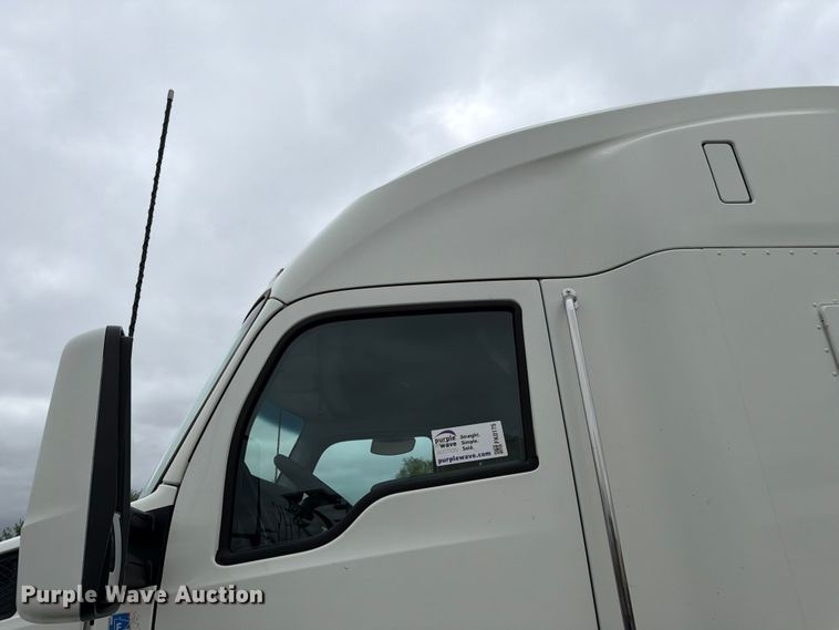 image for item FK0175 2016 Kenworth T880 semi truck