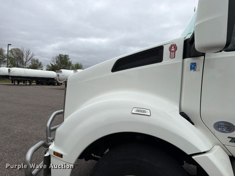 image for item FK0175 2016 Kenworth T880 semi truck