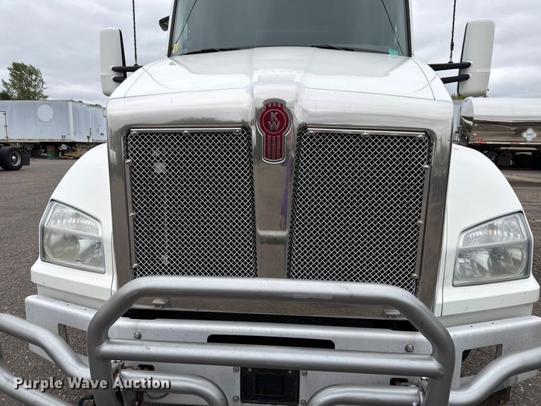 image for item FK0175 2016 Kenworth T880 semi truck