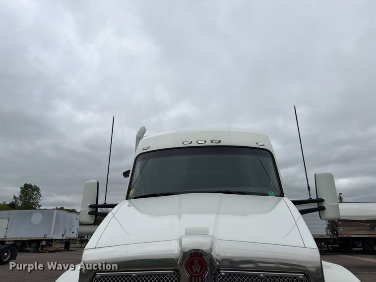 image for item FK0175 2016 Kenworth T880 semi truck