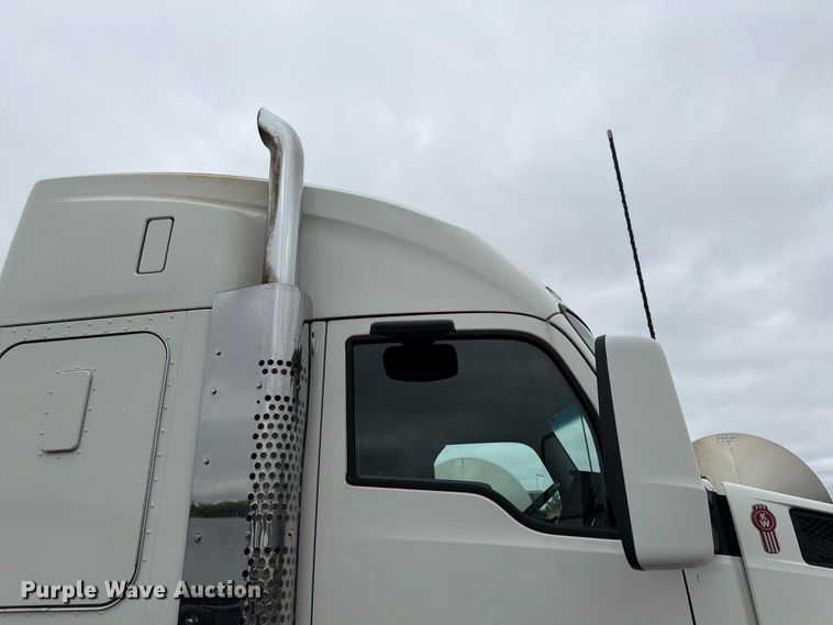 image for item FK0175 2016 Kenworth T880 semi truck