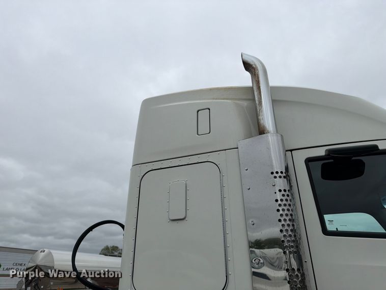 image for item FK0175 2016 Kenworth T880 semi truck