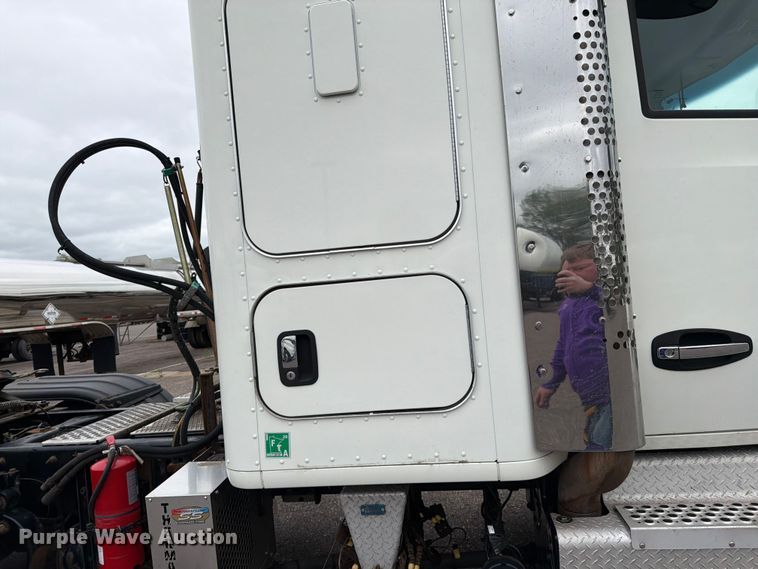 image for item FK0175 2016 Kenworth T880 semi truck