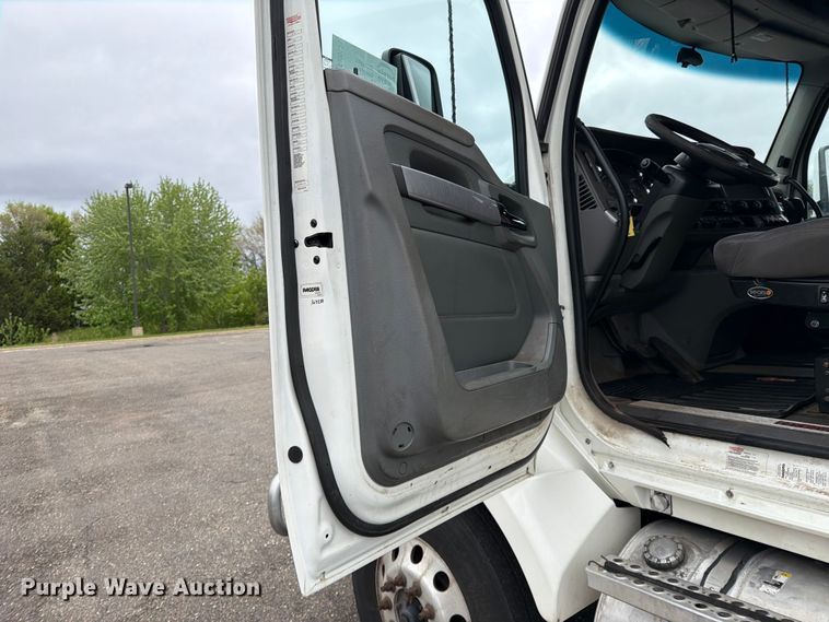 image for item FK0175 2016 Kenworth T880 semi truck