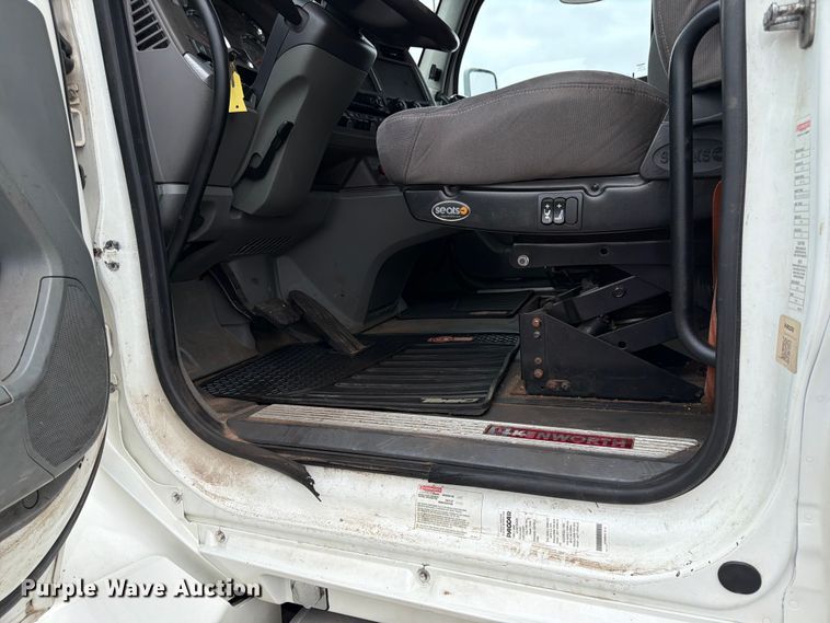 image for item FK0175 2016 Kenworth T880 semi truck