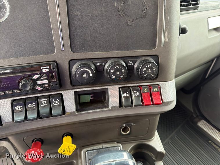 image for item FK0175 2016 Kenworth T880 semi truck
