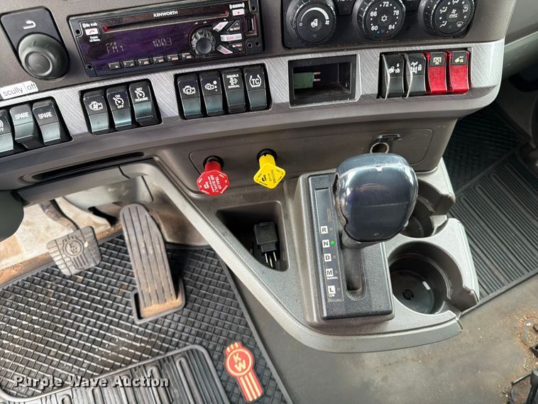 image for item FK0175 2016 Kenworth T880 semi truck