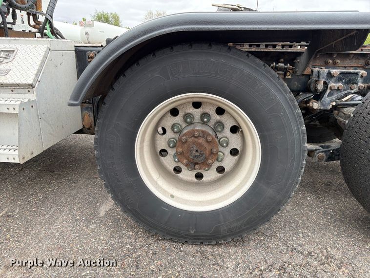 image for item FK0175 2016 Kenworth T880 semi truck