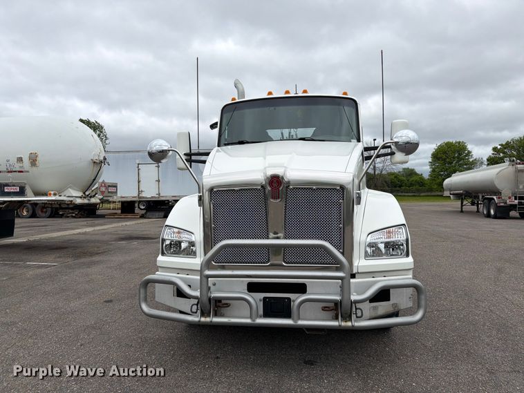 image for item FK0176 2016 Kenworth T880 semi truck