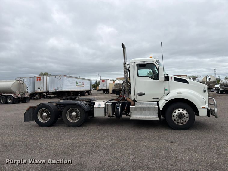 image for item FK0176 2016 Kenworth T880 semi truck
