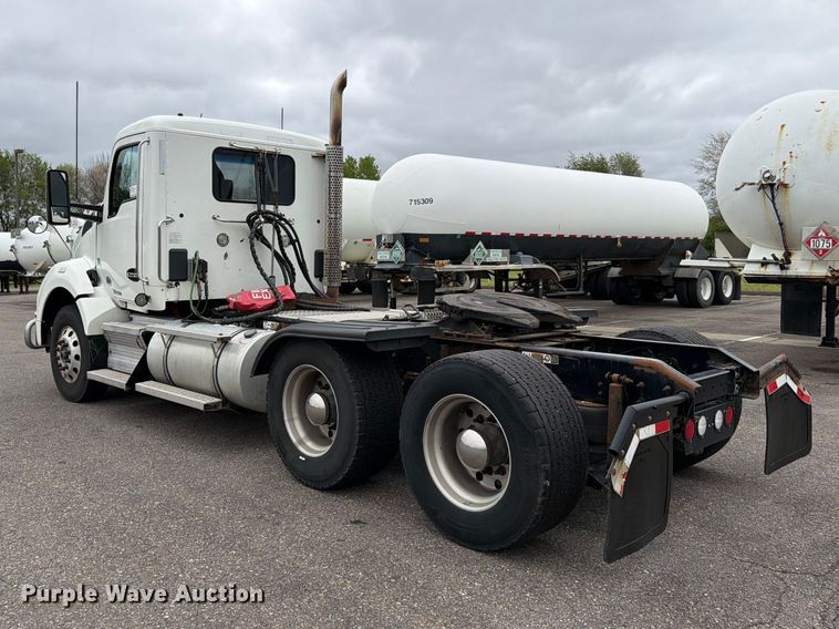image for item FK0176 2016 Kenworth T880 semi truck