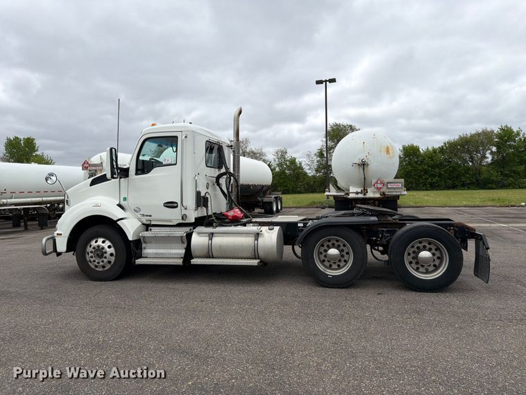 image for item FK0176 2016 Kenworth T880 semi truck