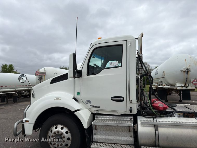 image for item FK0176 2016 Kenworth T880 semi truck