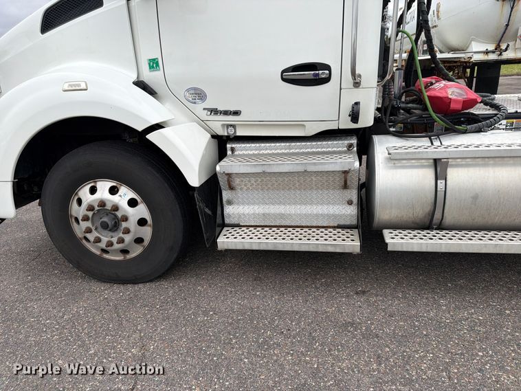 image for item FK0176 2016 Kenworth T880 semi truck