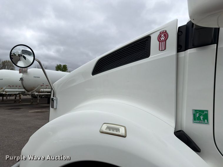 image for item FK0176 2016 Kenworth T880 semi truck