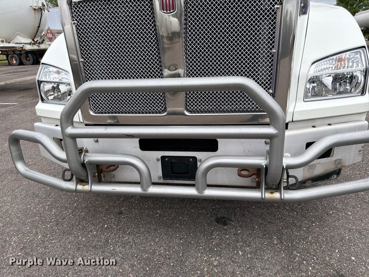image for item FK0176 2016 Kenworth T880 semi truck