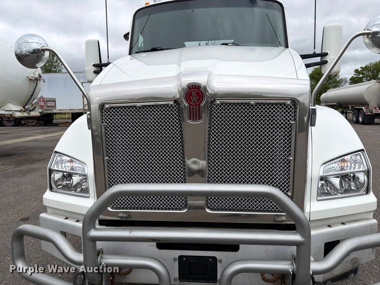 image for item FK0176 2016 Kenworth T880 semi truck