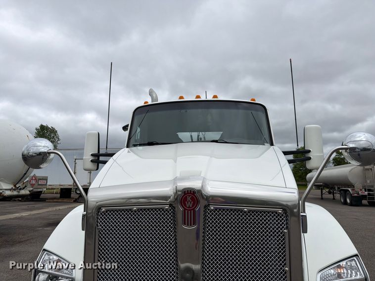image for item FK0176 2016 Kenworth T880 semi truck