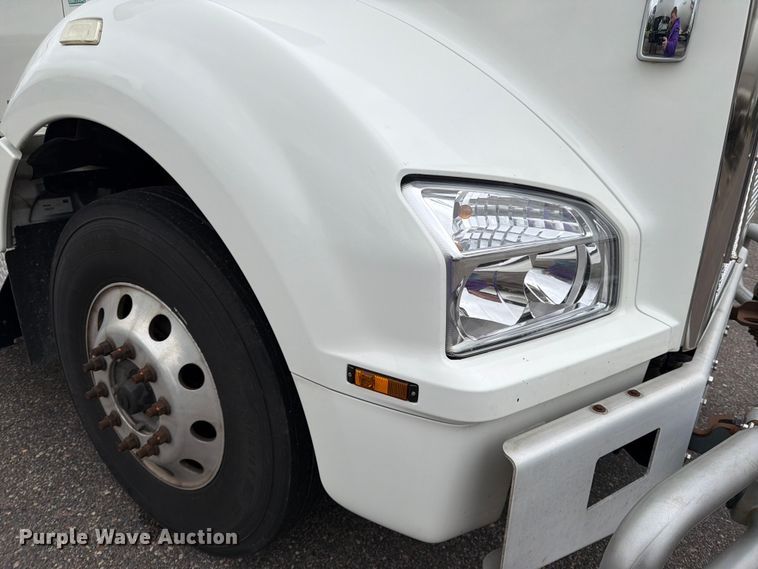 image for item FK0176 2016 Kenworth T880 semi truck