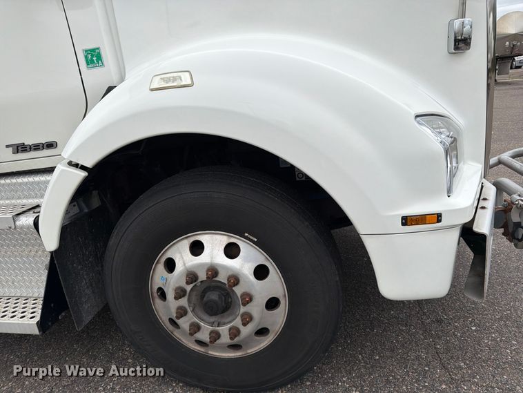 image for item FK0176 2016 Kenworth T880 semi truck