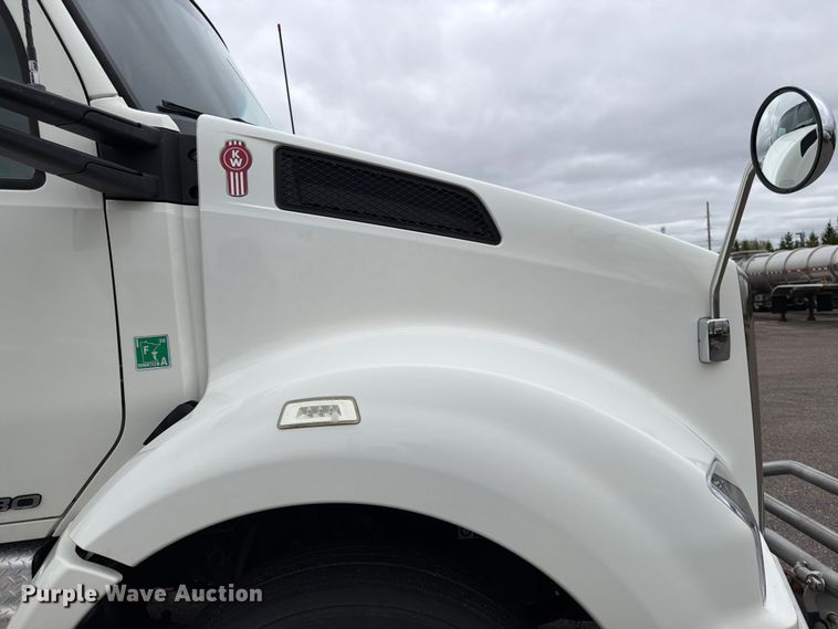 image for item FK0176 2016 Kenworth T880 semi truck