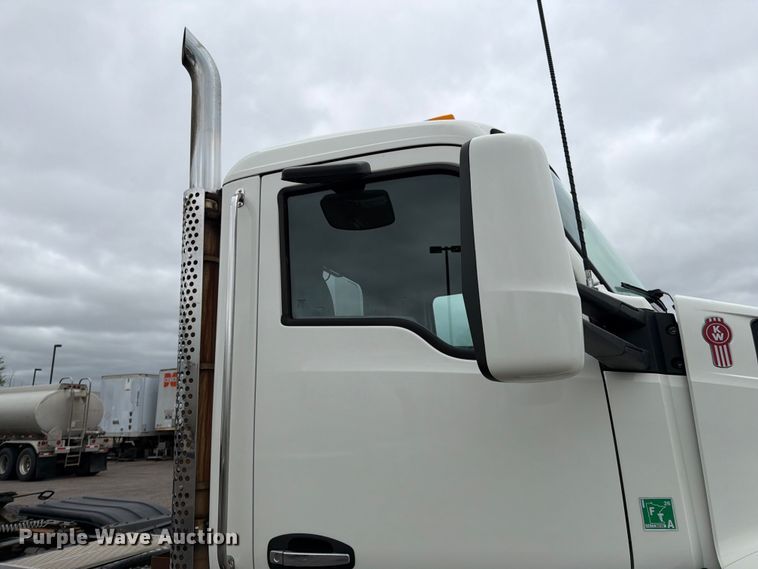image for item FK0176 2016 Kenworth T880 semi truck