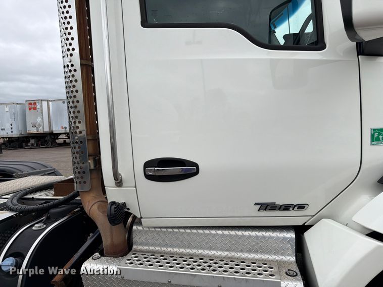image for item FK0176 2016 Kenworth T880 semi truck