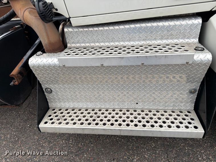 image for item FK0176 2016 Kenworth T880 semi truck
