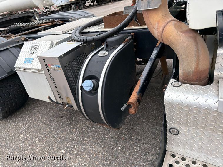 image for item FK0176 2016 Kenworth T880 semi truck