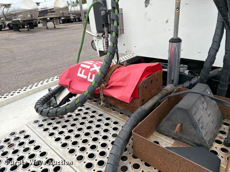 image for item FK0176 2016 Kenworth T880 semi truck