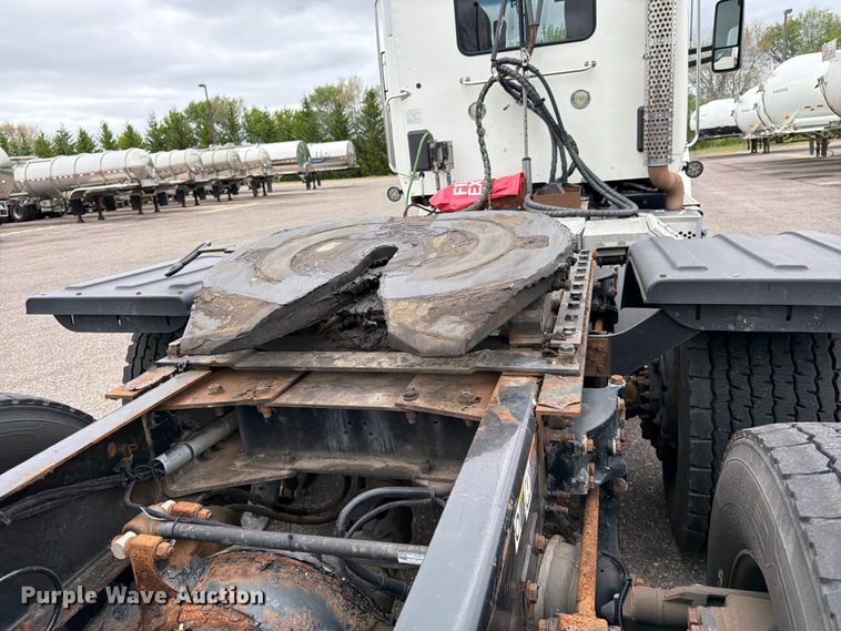 image for item FK0176 2016 Kenworth T880 semi truck