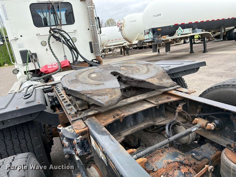 image for item FK0176 2016 Kenworth T880 semi truck