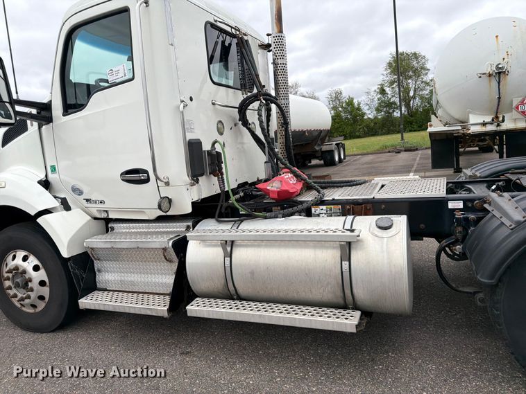 image for item FK0176 2016 Kenworth T880 semi truck