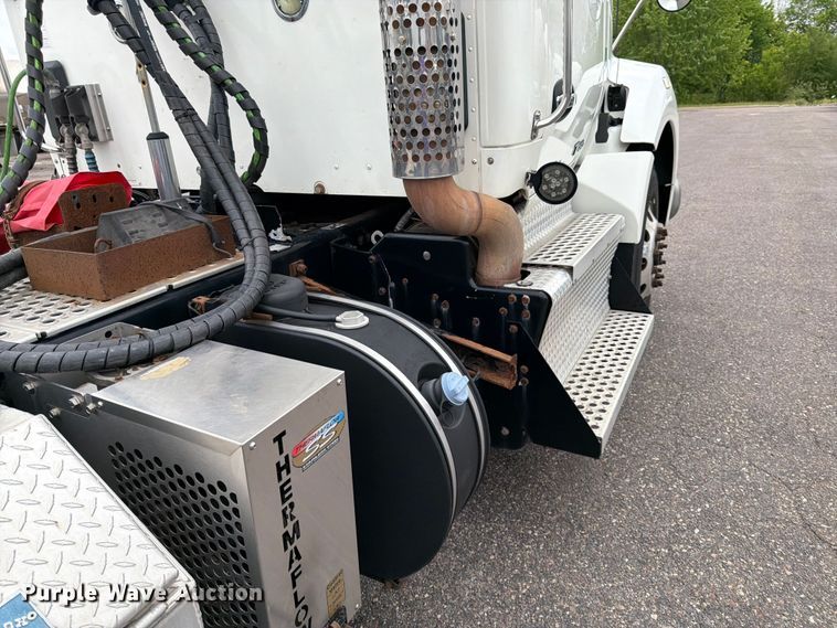 image for item FK0176 2016 Kenworth T880 semi truck