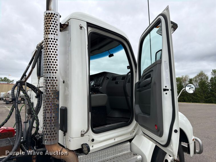 image for item FK0176 2016 Kenworth T880 semi truck