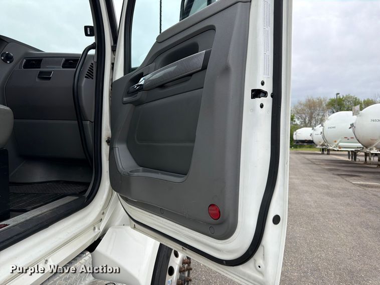 image for item FK0176 2016 Kenworth T880 semi truck