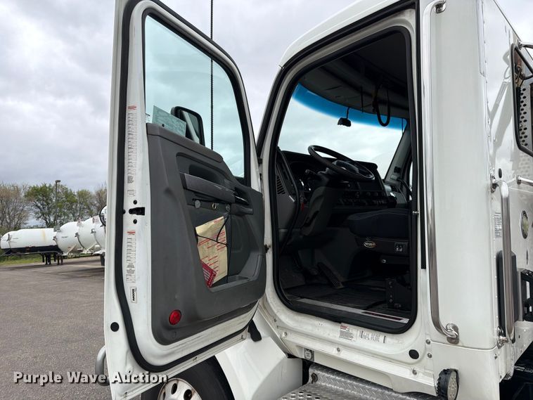 image for item FK0176 2016 Kenworth T880 semi truck