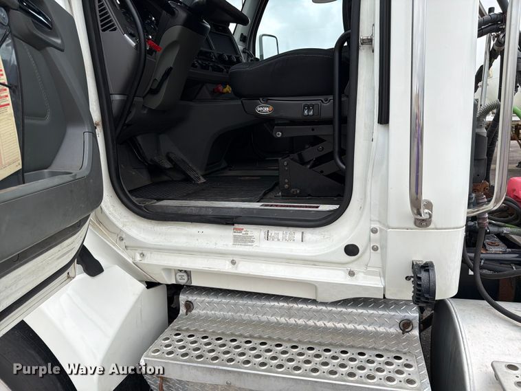 image for item FK0176 2016 Kenworth T880 semi truck