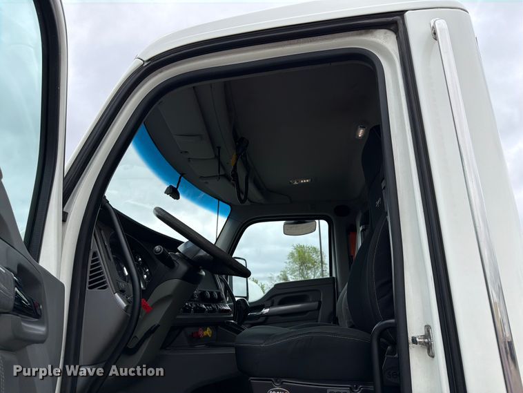 image for item FK0176 2016 Kenworth T880 semi truck