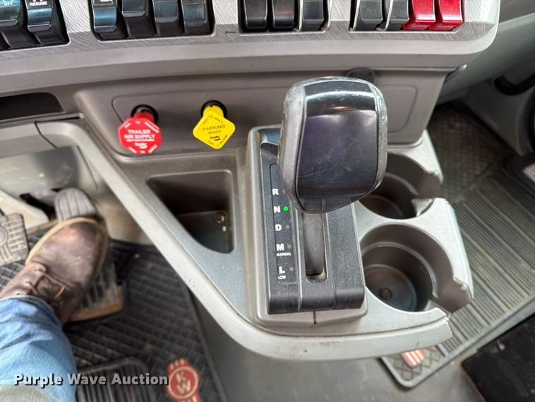 image for item FK0176 2016 Kenworth T880 semi truck