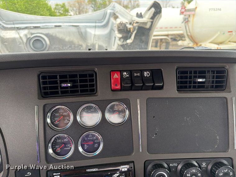 image for item FK0176 2016 Kenworth T880 semi truck