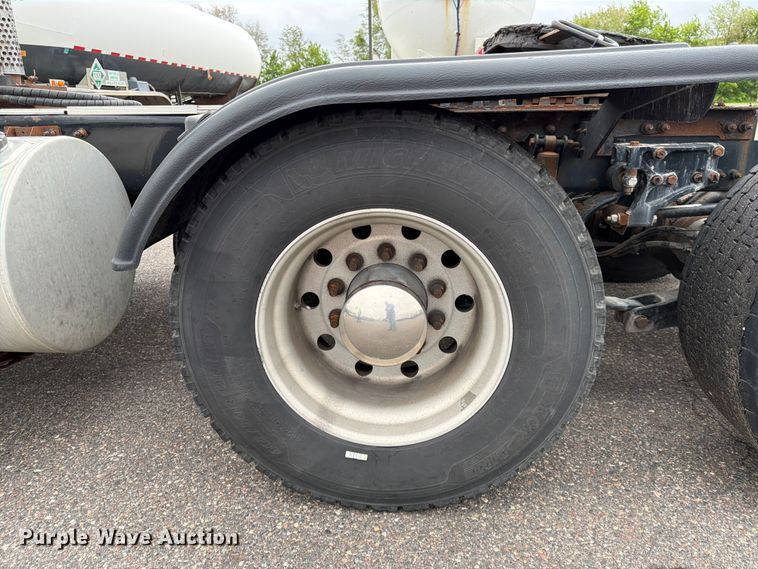 image for item FK0176 2016 Kenworth T880 semi truck