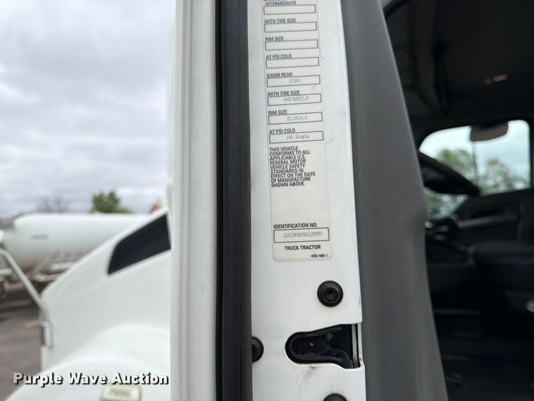image for item FK0176 2016 Kenworth T880 semi truck