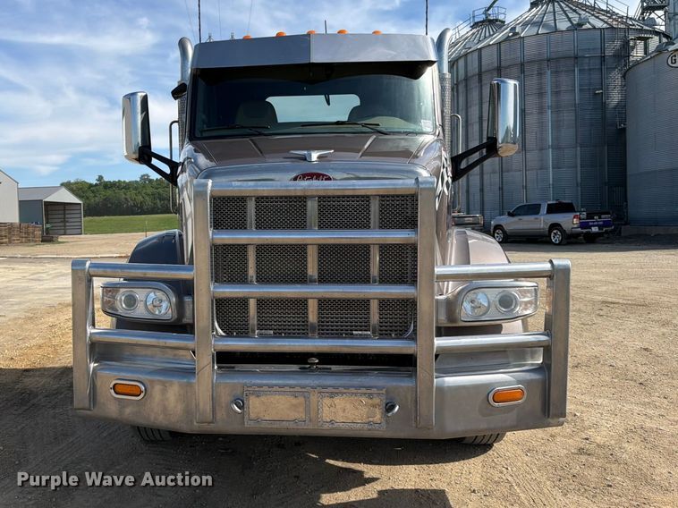 image for item FK0194 2016 Peterbilt 567 semi truck