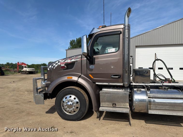 image for item FK0194 2016 Peterbilt 567 semi truck