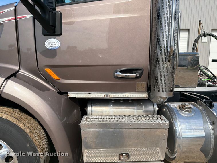 image for item FK0194 2016 Peterbilt 567 semi truck