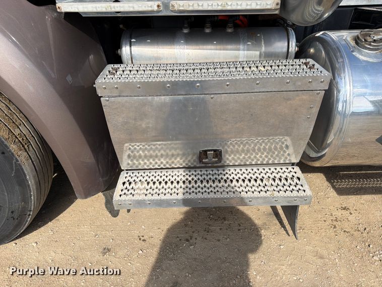image for item FK0194 2016 Peterbilt 567 semi truck