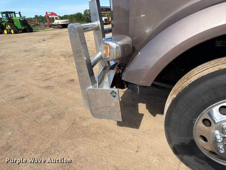 image for item FK0194 2016 Peterbilt 567 semi truck