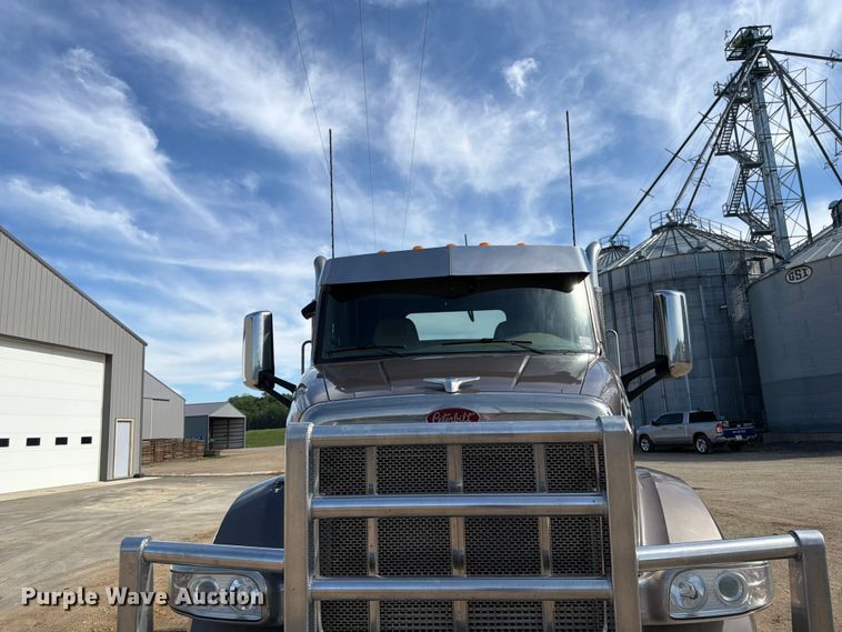 image for item FK0194 2016 Peterbilt 567 semi truck